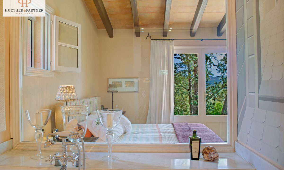 Blick von der Badewanne in den Masterbedroom