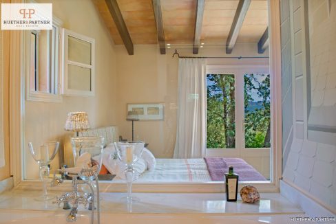Blick von der Badewanne in den Masterbedroom