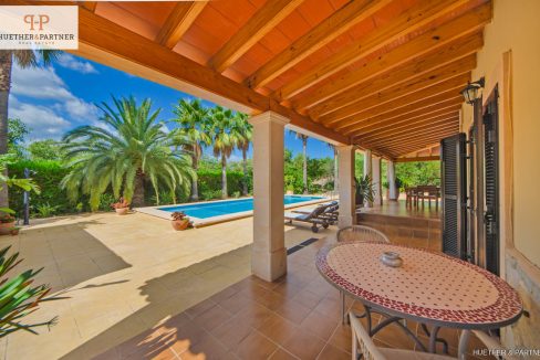 überdachte Terrasse Poolbereich