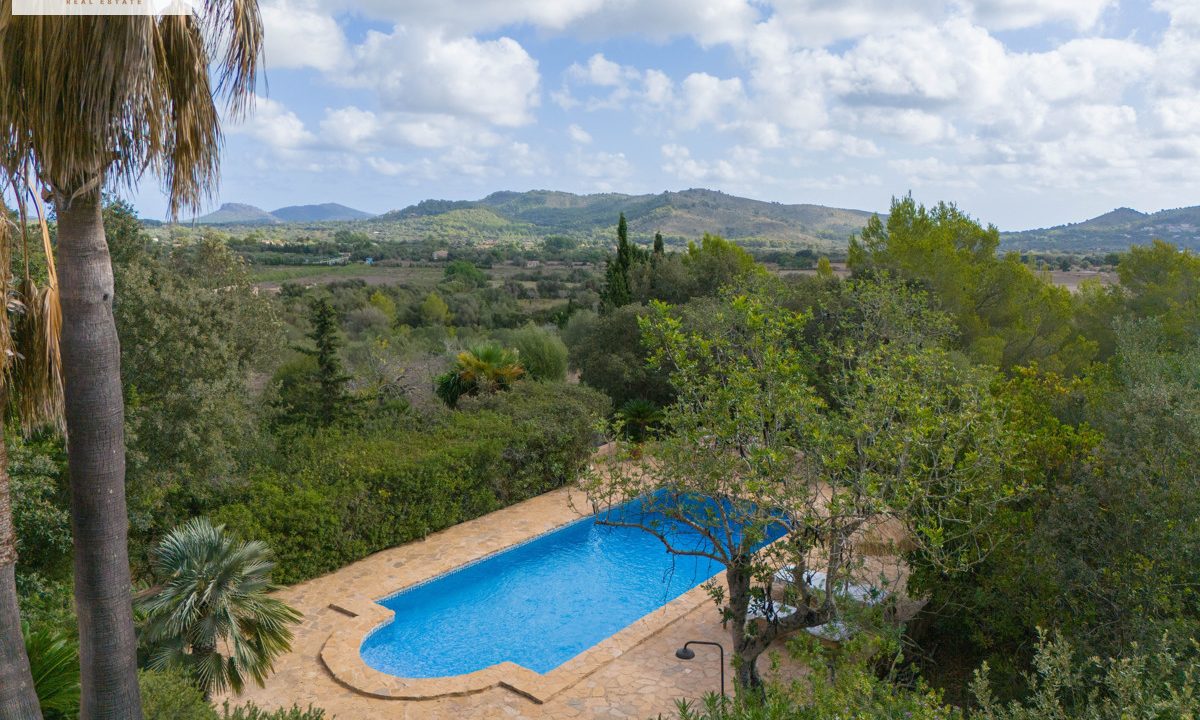 Blick über den Pool auf die Landschaft