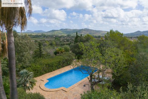 Blick über den Pool auf die Landschaft