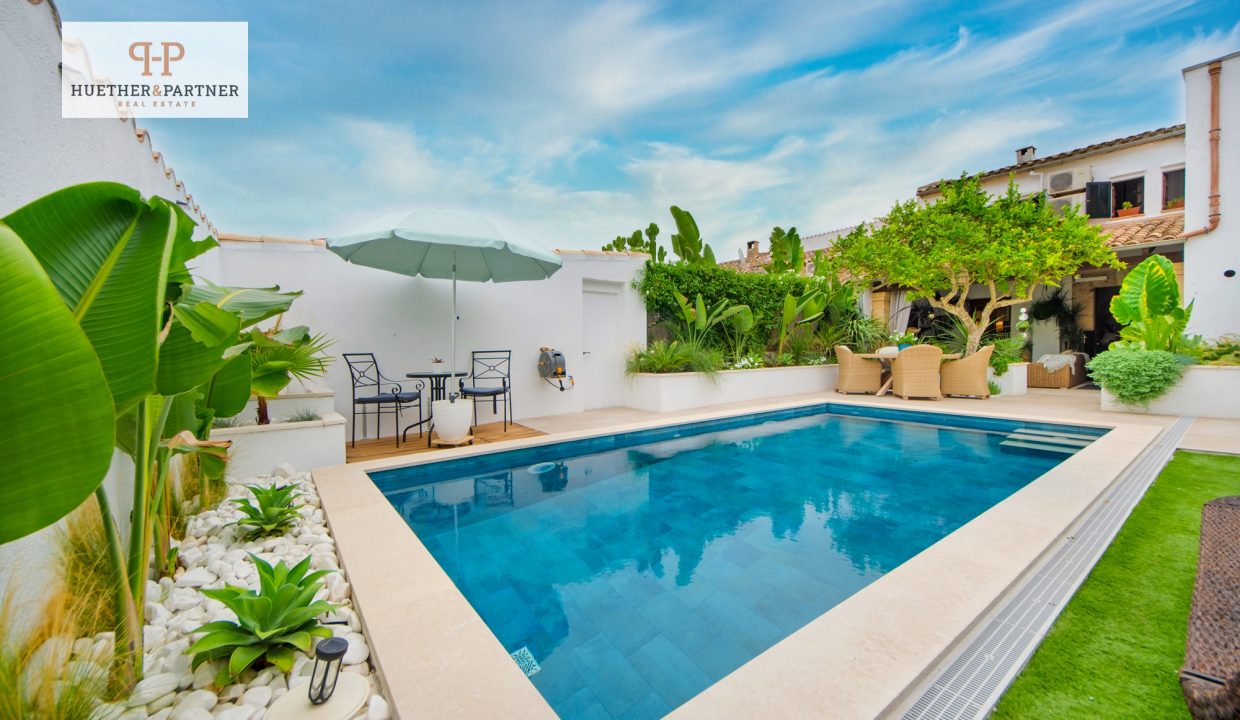 Blick Pool zum Haus