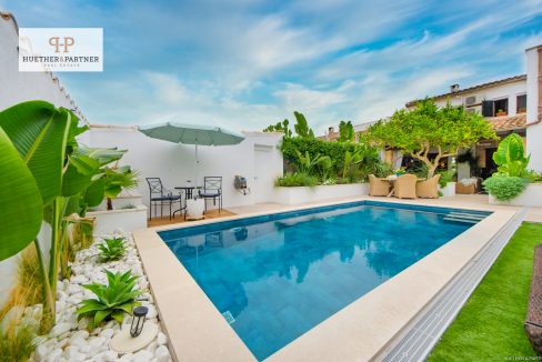 Blick Pool zum Haus