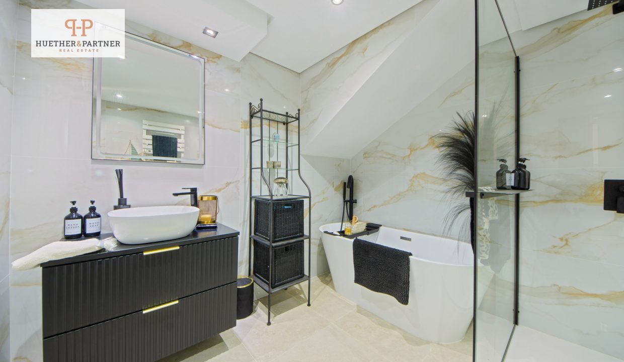 EG Bad mit Wanne & Dusche