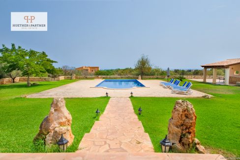 Pool mit Gartenanlage und Sommerkueche