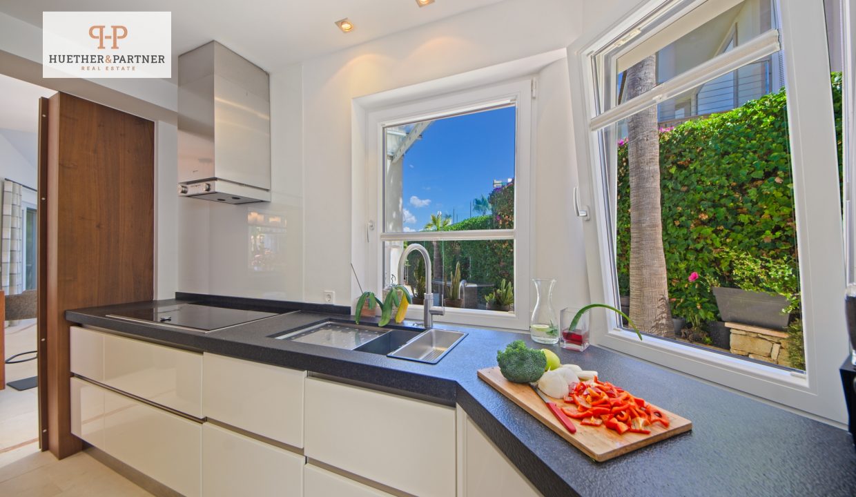 Moderne Küche mit Ausblick