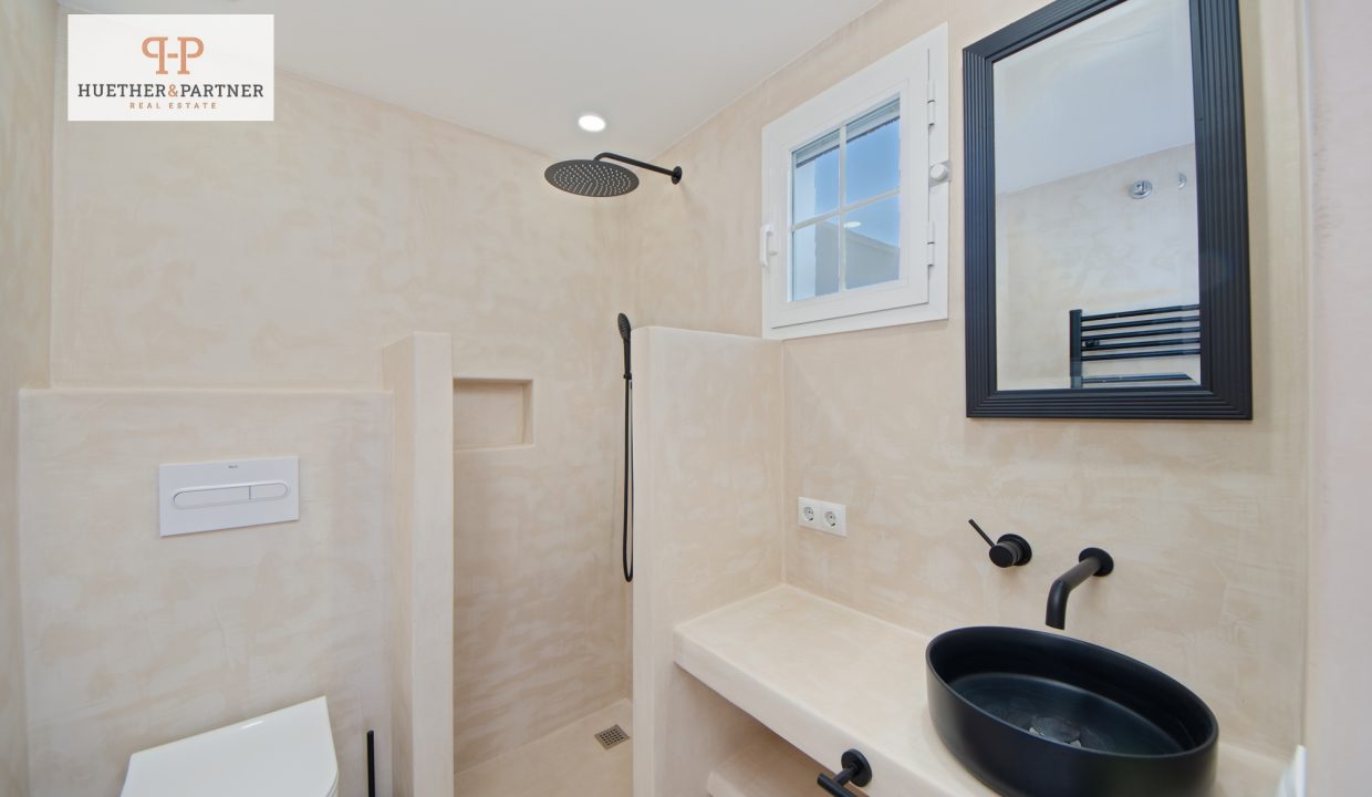 Modernes Badrum mit Walk-in Dusche