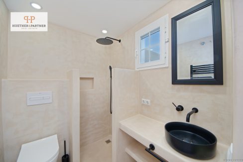 Modernes Badrum mit Walk-in Dusche