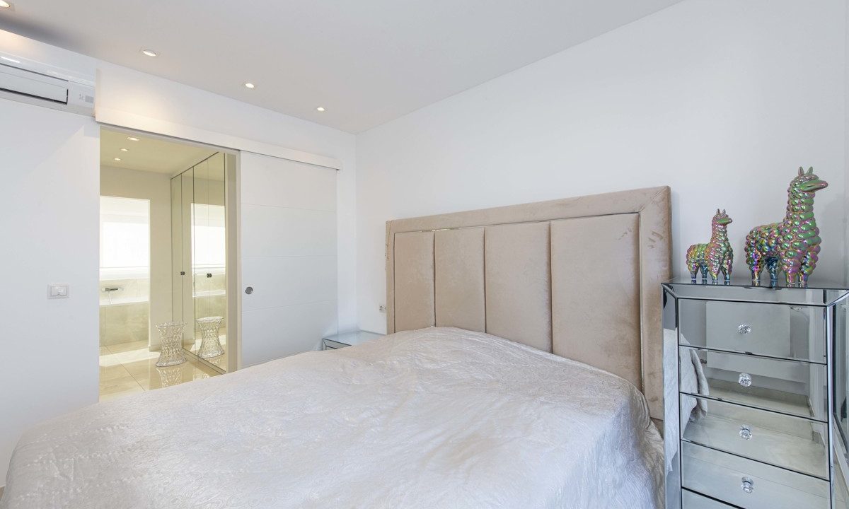 Sovrum mit Blick zum Bad